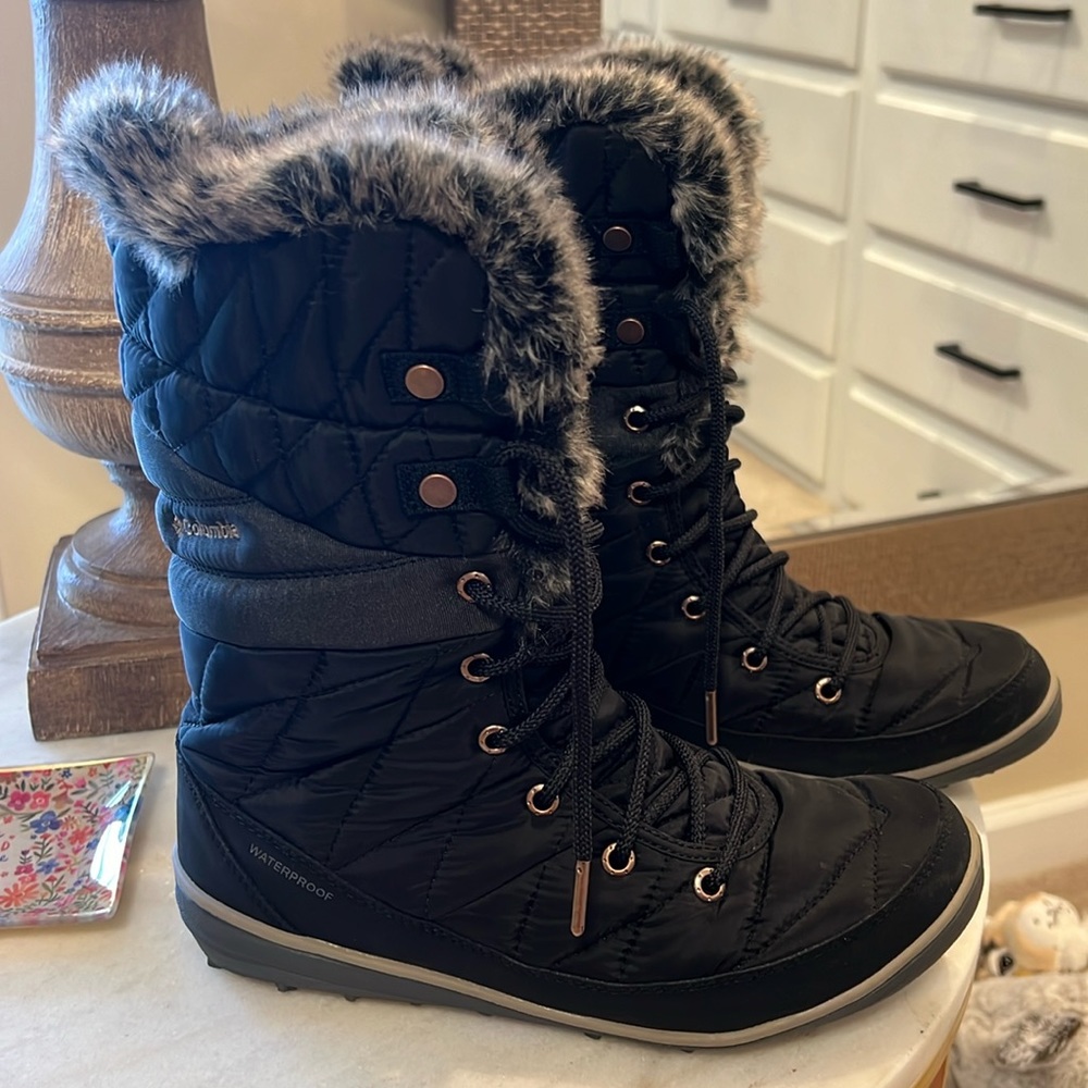 Columbia insulated faux fur boot Size 8.5